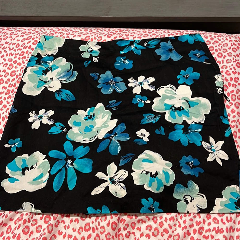 Women’s floral print skort black blue and white 10